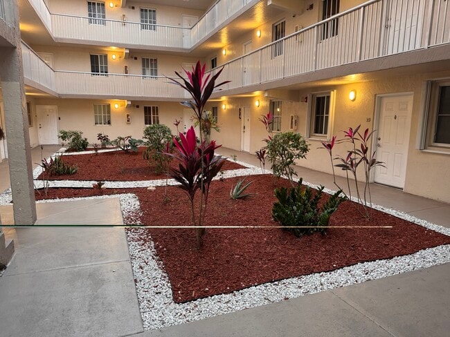 6155 NW 186th St, Unit 107 in Hialeah, FL - Building Photo - Building Photo