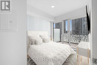 101 Roehampton Ave in Toronto, ON - Building Photo - Building Photo