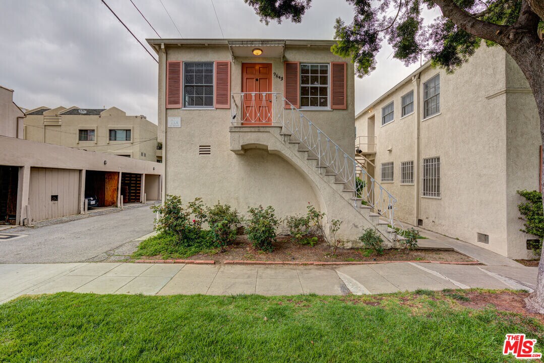 9643 Charleville Blvd in Beverly Hills, CA - Building Photo