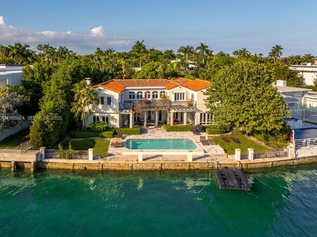 property at 11 E Rivo Alto Dr