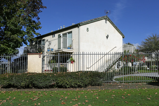 Arrowhead Woods Apartments in San Bernardino, CA - Foto de edificio - Building Photo