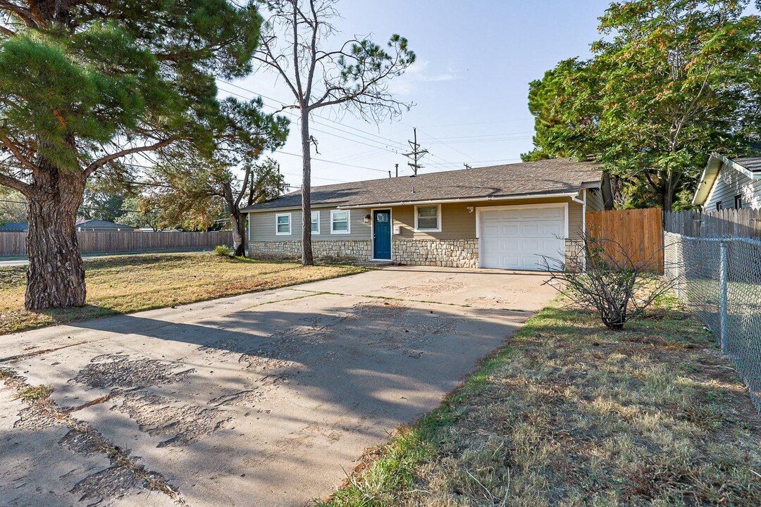 4401 32nd St in Lubbock, TX - Building Photo