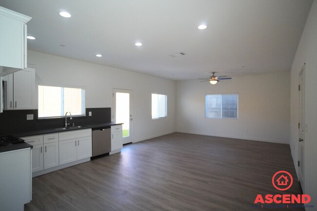 8300 Grandy St in Bakersfield, CA - Foto de edificio - Building Photo