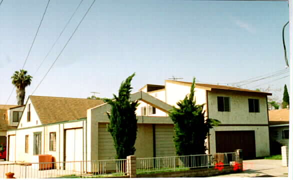 162 E 49th St in Long Beach, CA - Building Photo