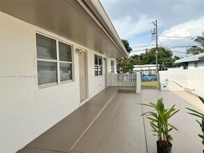 4725 NW 4th St in Miami, FL - Foto de edificio - Building Photo