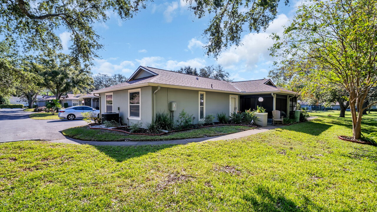 251 Hidden Brook Dr in Palm Harbor, FL - Building Photo