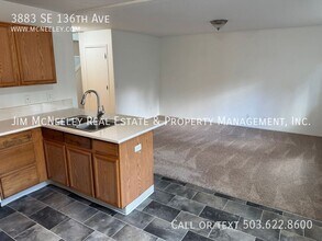 3883 SE 136th Ave in Portland, OR - Building Photo - Building Photo