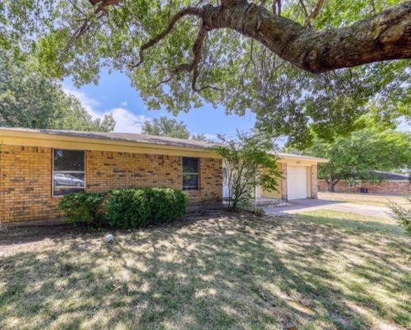205 James St in Aledo, TX - Building Photo