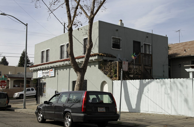 1038-1108 E 21st St in Oakland, CA - Foto de edificio - Building Photo