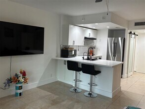 2900 NE 30th St, Unit B-2 in Fort Lauderdale, FL - Foto de edificio - Building Photo