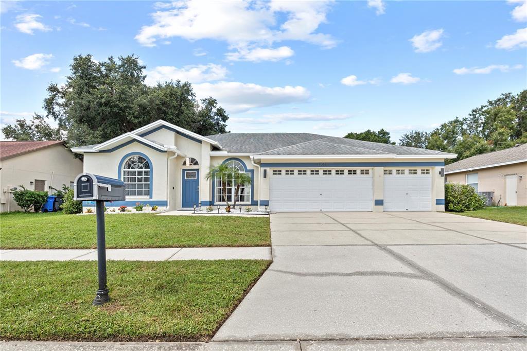 12944 Prestwick Dr in Riverview, FL - Foto de edificio