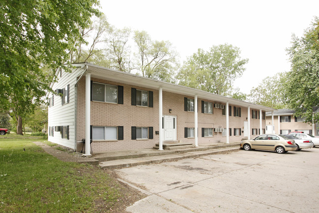 Colonial Apartments in Fenton, MI - Building Photo - Building Photo