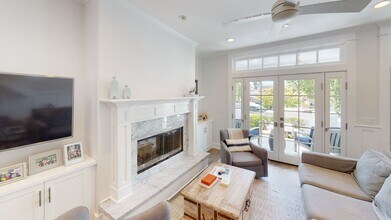 453 E Ave in Coronado, CA - Foto de edificio - Building Photo