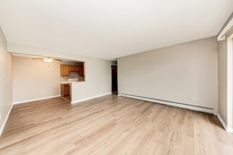 7413 Brookdale Dr in Darien, IL - Building Photo - Building Photo