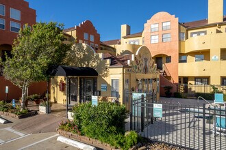 Seaside Village in Galveston, TX - Foto de edificio - Building Photo
