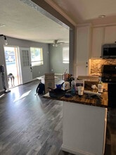 606 E B St in Oakdale, CA - Foto de edificio - Building Photo