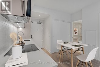 8 Cumberland St in Toronto, ON - Building Photo - Building Photo