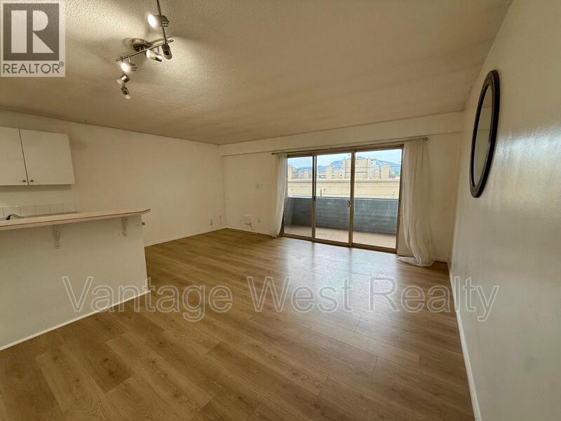 1761-1761 Pandosy St in Kelowna, BC - Building Photo