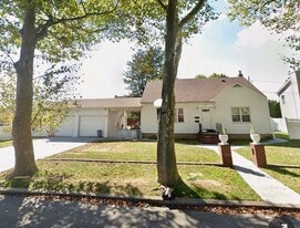 80 E 1st St in Deer Park, NY - Building Photo