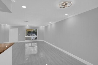 2755 NE 28th Ave in Lighthouse Point, FL - Foto de edificio - Building Photo