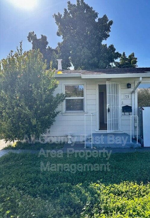 728 Cherry Way in Hayward, CA - Foto de edificio