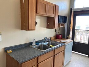 328 E Knapp St in Milwaukee, WI - Building Photo - Building Photo