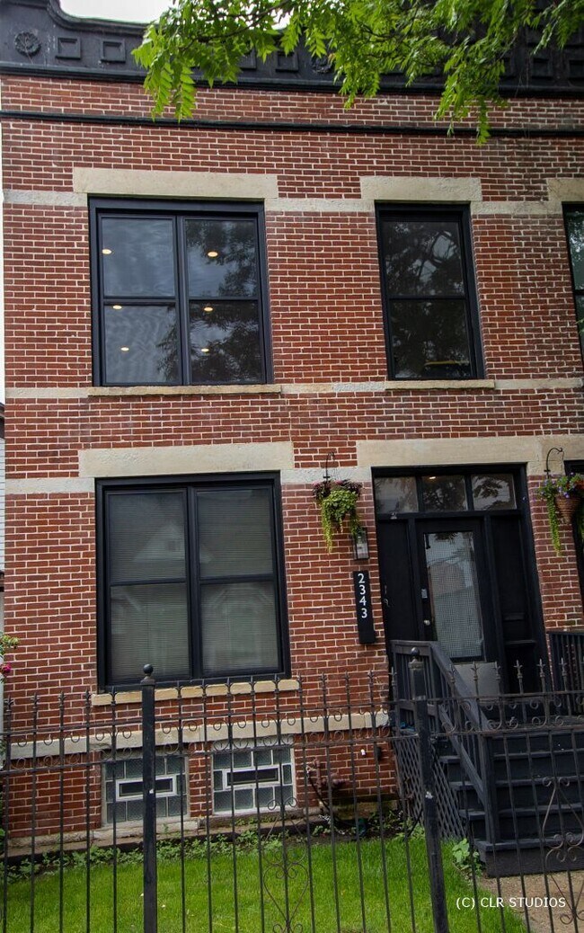 2343 W Grenshaw St in Chicago, IL - Building Photo - Building Photo