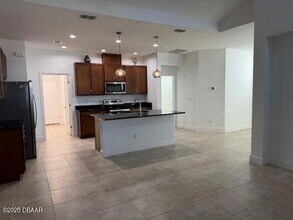 414 Parrot Ln in Daytona Beach, FL - Foto de edificio - Building Photo