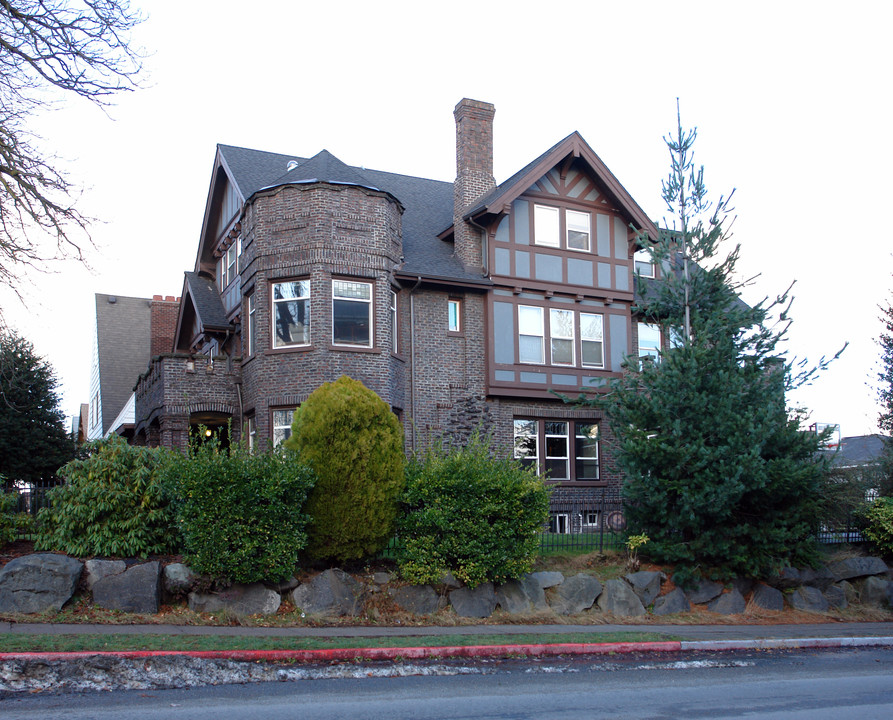 5004 17th Ave NE in Seattle, WA - Foto de edificio