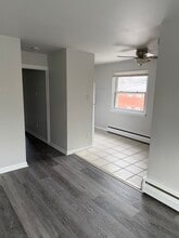 126 4th Ave, Unit 1 in Broomall, PA - Foto de edificio - Building Photo