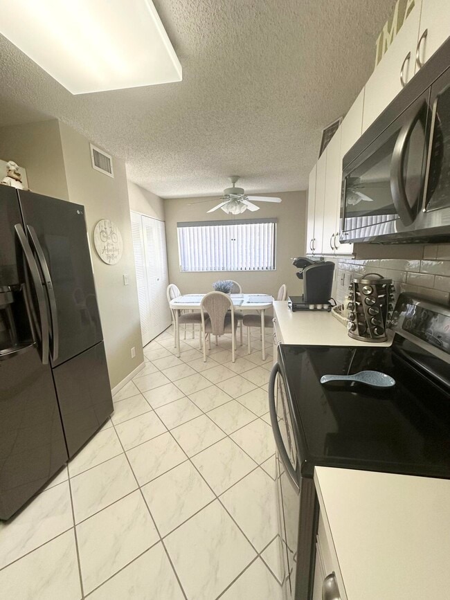 4725 Lucerne Lakes Blvd in Greenacres, FL - Foto de edificio - Building Photo