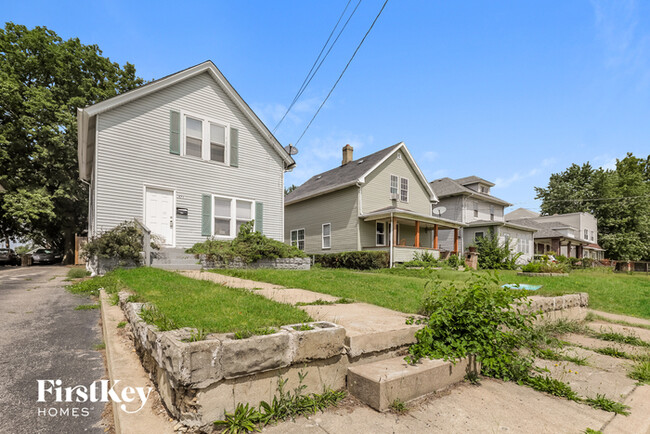 671 S Lake St in Aurora, IL - Foto de edificio - Building Photo