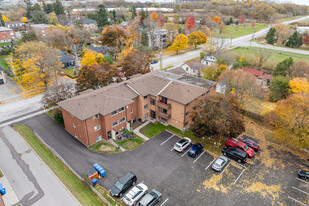 1722 Brock St S in Whitby, ON - Building Photo