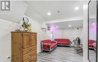 127 Worthington Ave in Brampton, ON - Building Photo