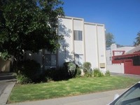 10717 Bloomfield St in Toluca Lake, CA - Foto de edificio - Building Photo