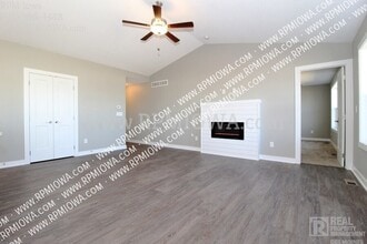 1821 Southbridge Dr in Adel, IA - Foto de edificio - Building Photo