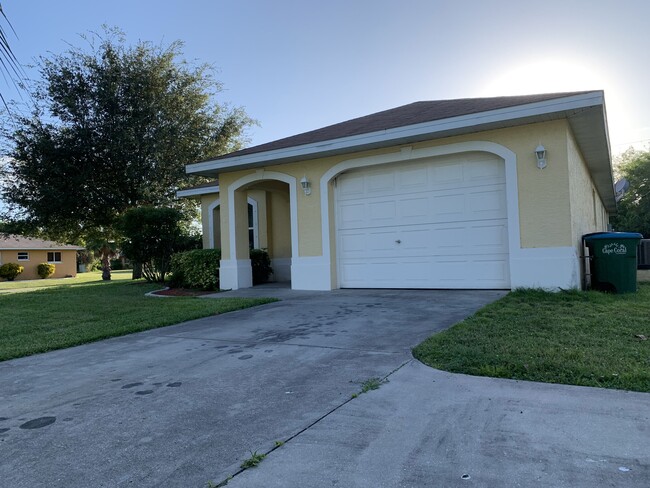 1240 SE 24th Ave in Cape Coral, FL - Building Photo - Building Photo