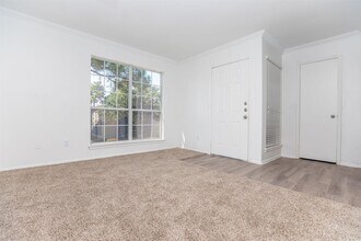 1100 Graham Dr in Tomball, TX - Building Photo - Building Photo