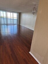 1075 NE Miami Gardens Dr in Miami, FL - Building Photo - Building Photo