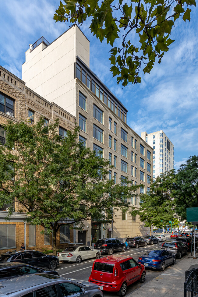 60 W 111th St in New York, NY - Foto de edificio - Building Photo