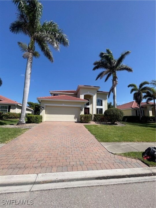 2427 Ashbury Cir in Cape Coral, FL - Foto de edificio
