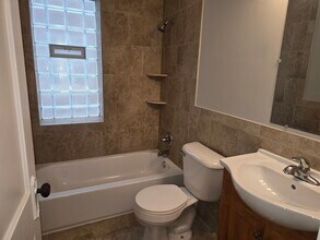 1026 Lakepointe St, Unit 1 in Grosse Pointe Park, MI - Building Photo - Building Photo