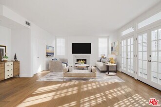 11845 Mayfield Ave in Los Angeles, CA - Building Photo - Building Photo