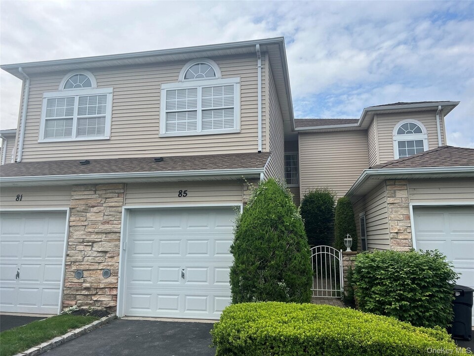 85 Windwatch Dr in Hauppauge, NY - Building Photo