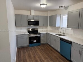 423 N Lane St in Anchorage, AK - Foto de edificio - Building Photo