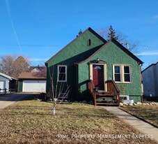 Cozy 3 bedroom 2 bathroom home in Sioux Falls, SD - Building Photo