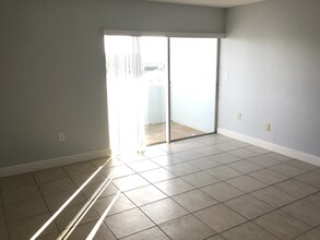 9375 Fontainebleau Blvd #L422, Unit L422 in Miami, FL - Foto de edificio - Building Photo