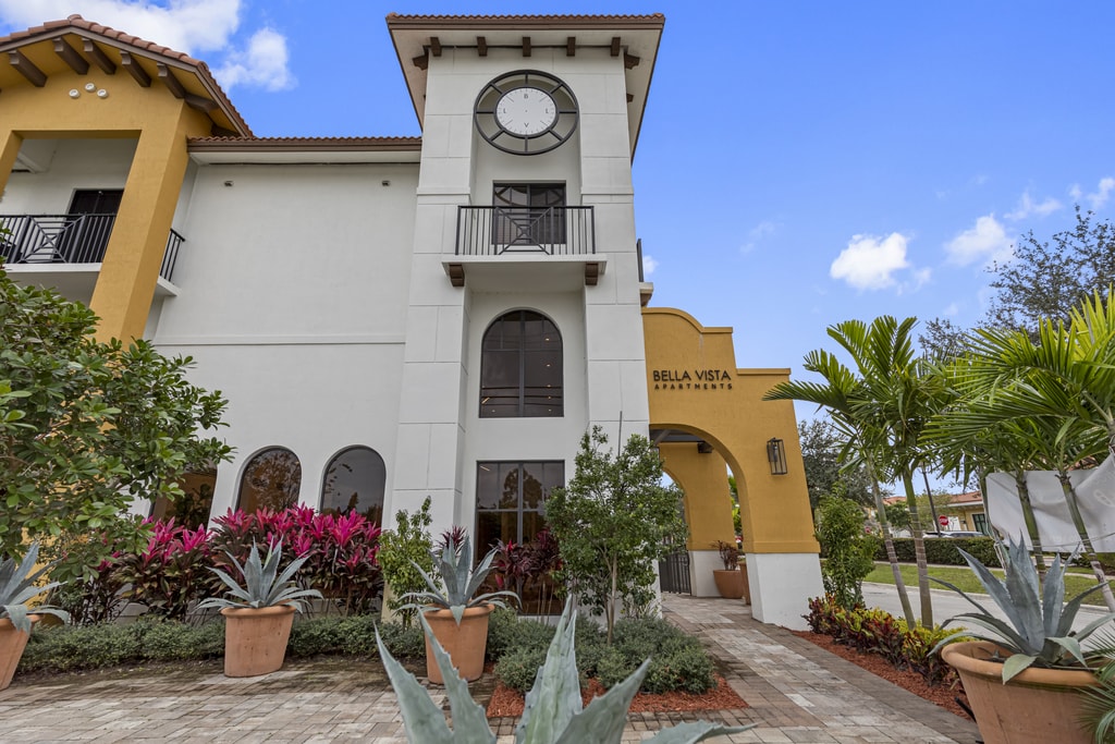 Bella Vista Apartments in Lauderdale Lakes, FL