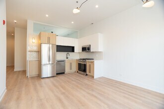 2042 W Irving Park Rd in Chicago, IL - Building Photo - Building Photo