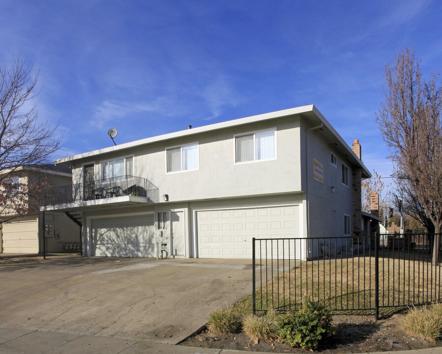 4052 Fruitridge Rd in Sacramento, CA - Building Photo